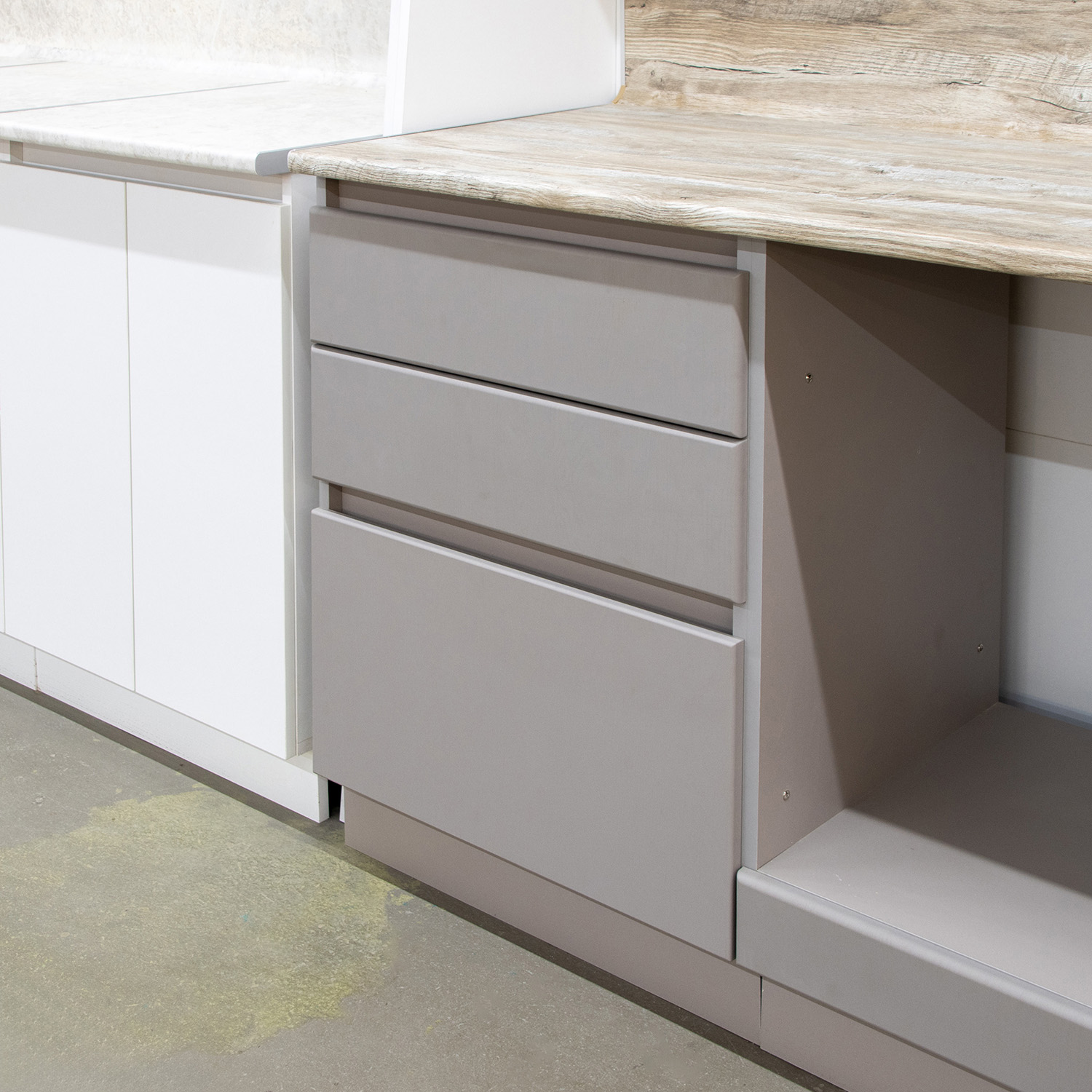 Шкаф напольный 600х850х600 мм BROZEX-WOOD Эрика, с тремя ящиками, грейдж / ясень грей софт