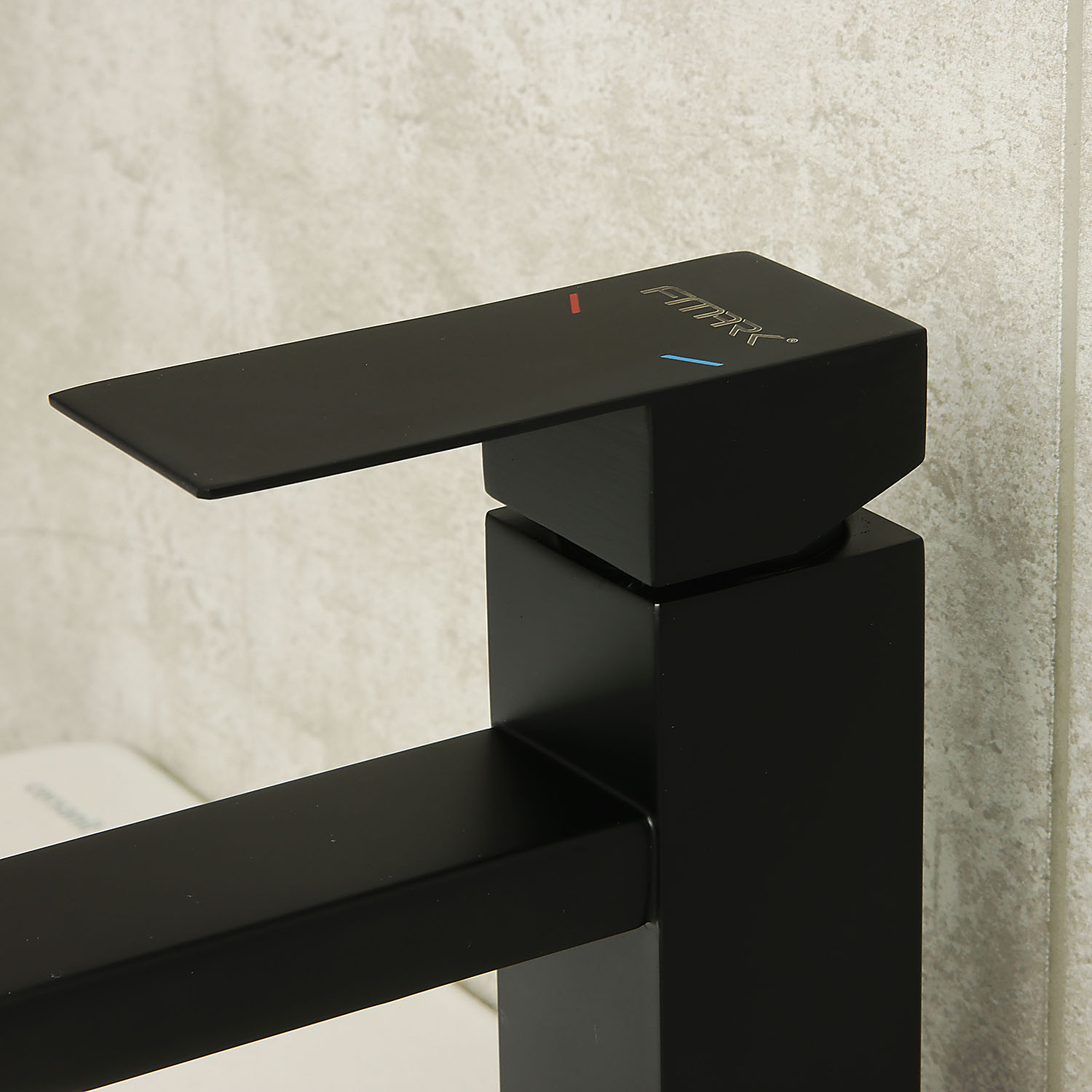 Смеситель для умывальника FMARK FS8101H, короткий излив, рычажный