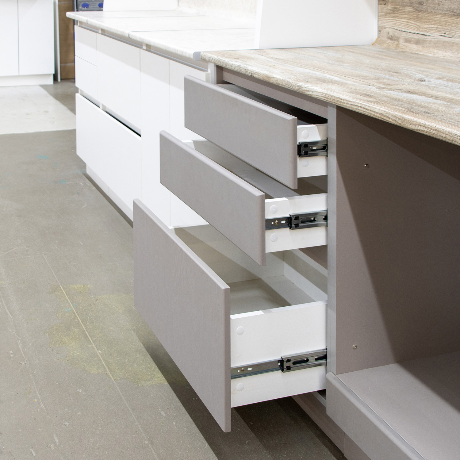 Шкаф напольный 600х850х600 мм BROZEX-WOOD Эрика, с тремя ящиками, грейдж / ясень грей софт