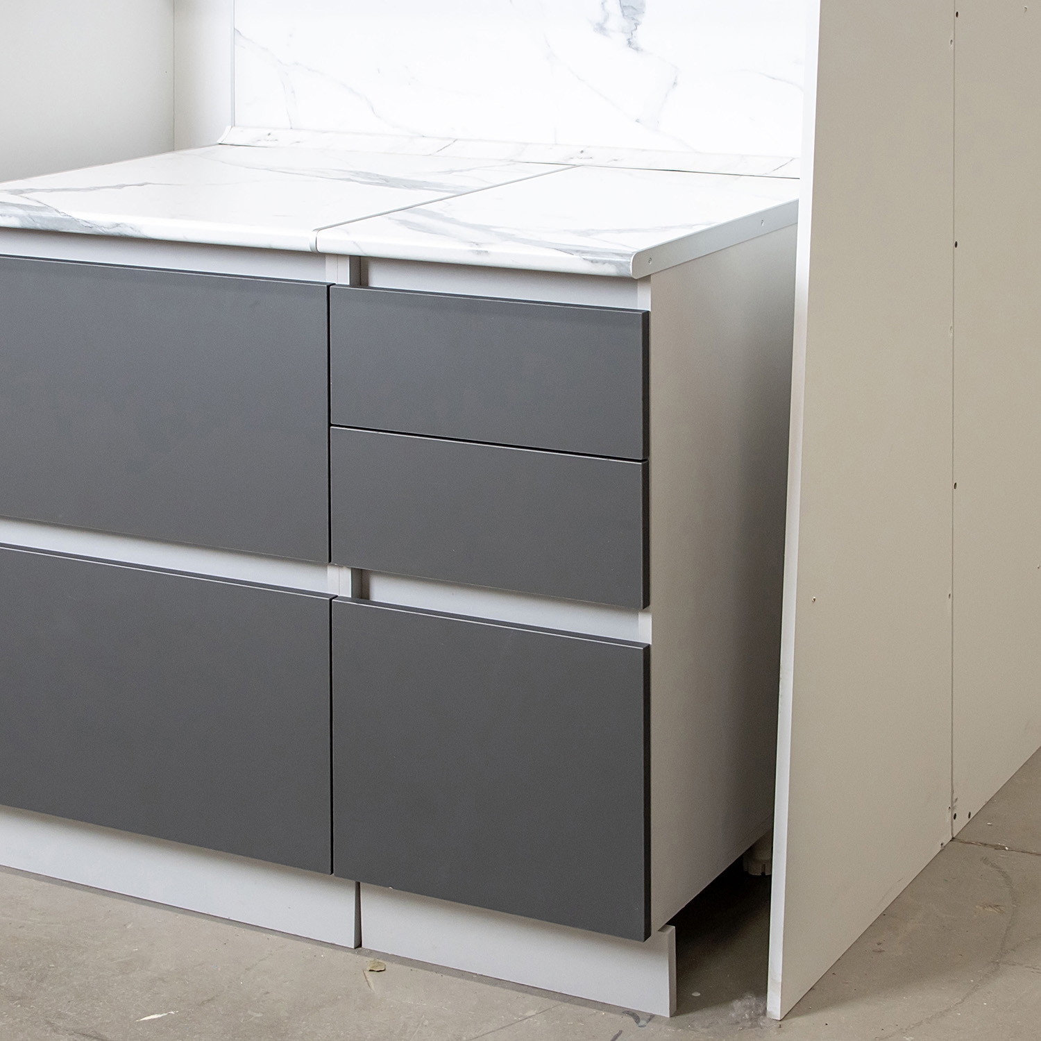 Шкаф напольный 600х850х600 мм BROZEX-WOOD Серый лед, с тремя ящиками, серый / графит