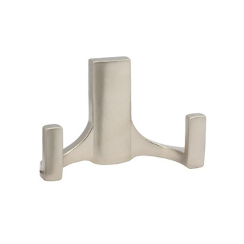 Крючок мебельный САТИН "Смит" 2-рожковый (индивидуальная упаковка) М3074 "SANBERG" *10/30